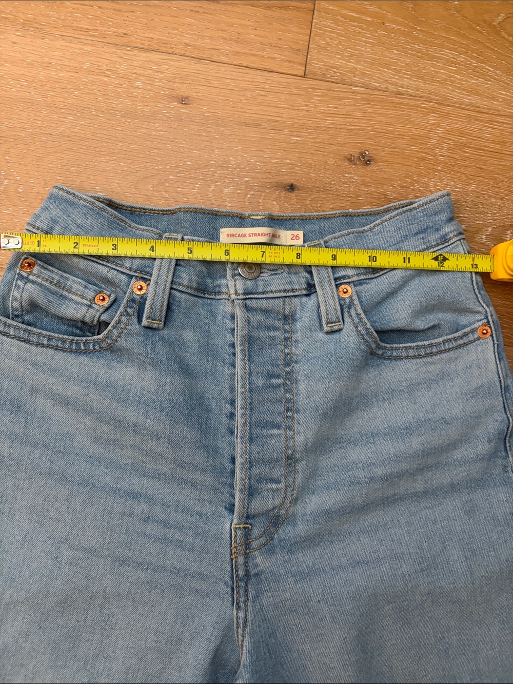 Women’s Distressed Levi’s Ribcage Straight Ankle Jeans (26) - Picture 6 of 11